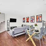 Luxury 3 Bedroom House In Limehouse, Close To City! Sleeps 6-8!