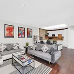 Luxury 3 Bedroom House In Limehouse, Close To City! Sleeps 6-8!