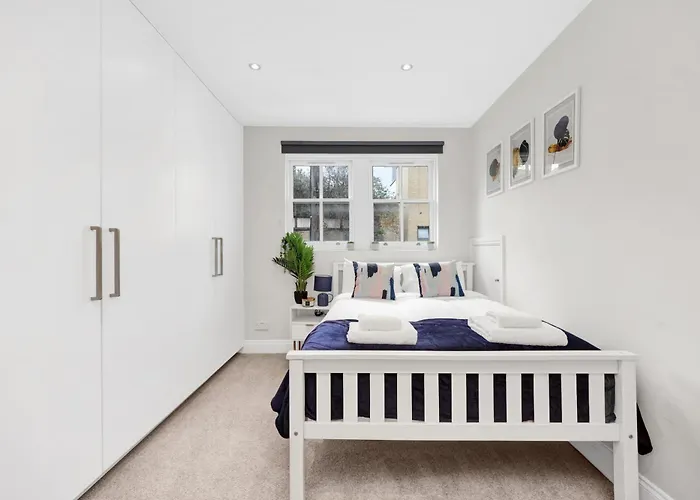 Luxury 3 Bedroom House In Limehouse, Close To City! Sleeps 6-8!