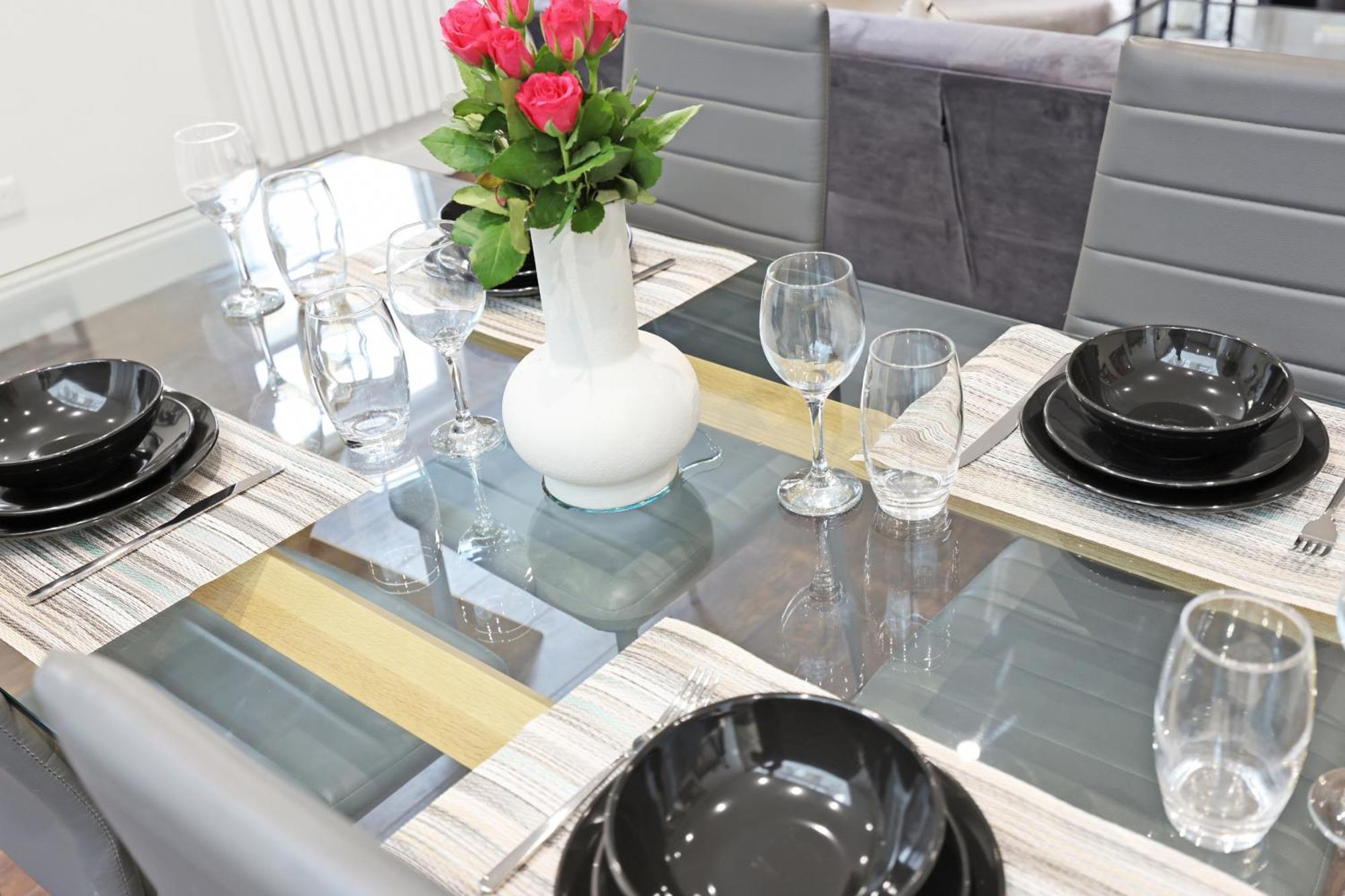 Luxury 3 Bedroom House In Limehouse, Close To City! Sleeps 6-8!