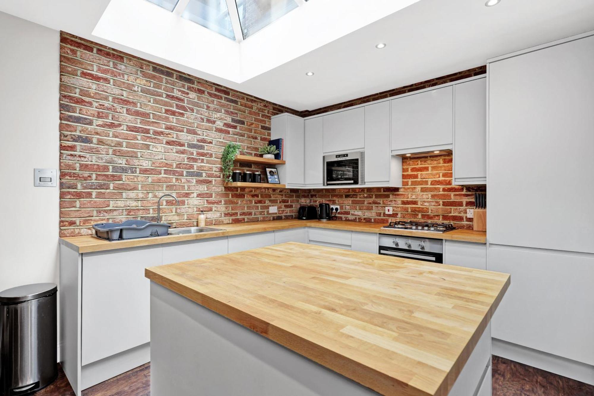 Luxury 3 Bedroom House In Limehouse, Close To City! Sleeps 6-8! *
