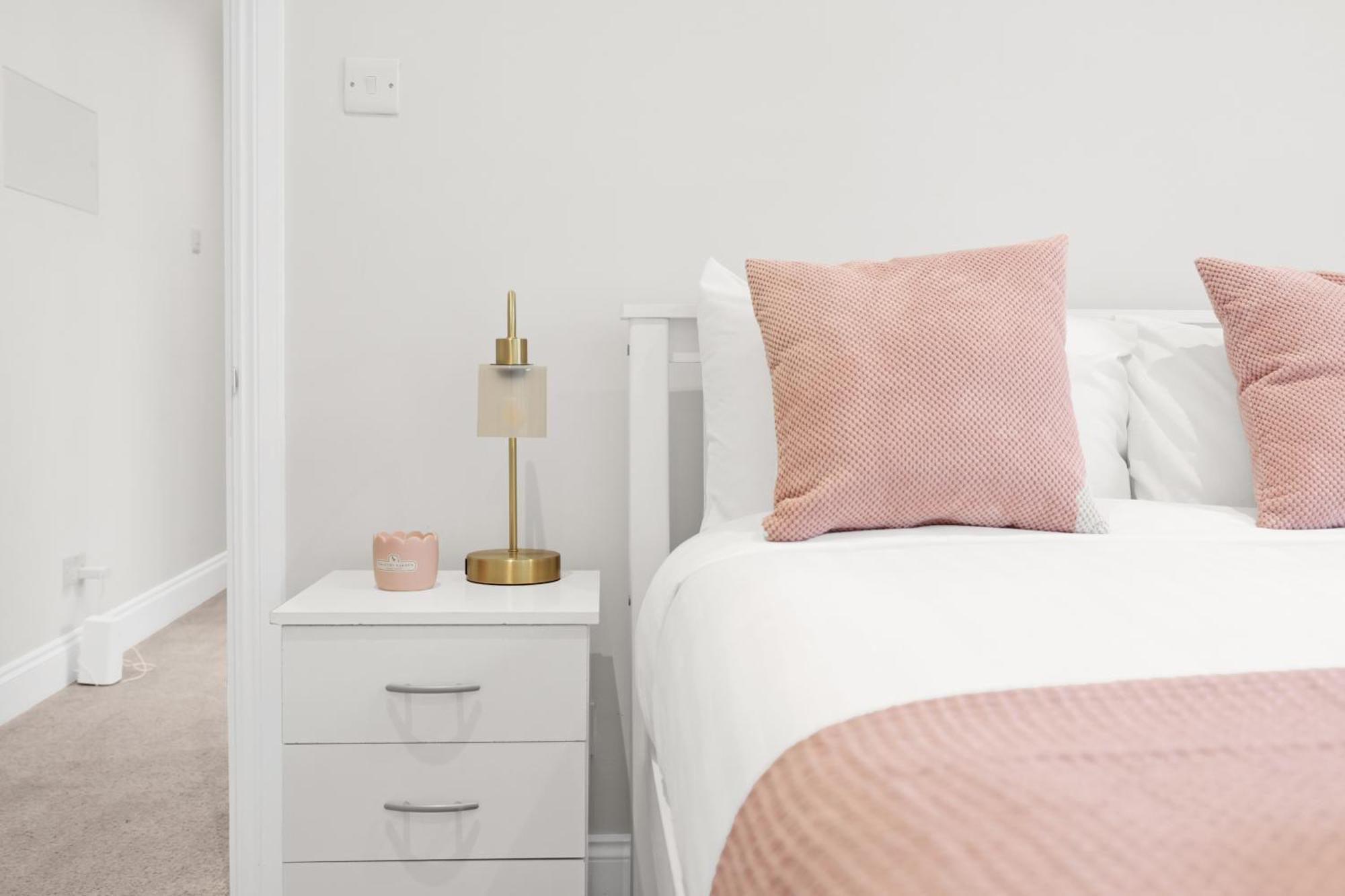 Luxury 3 Bedroom House In Limehouse, Close To City! Sleeps 6-8!