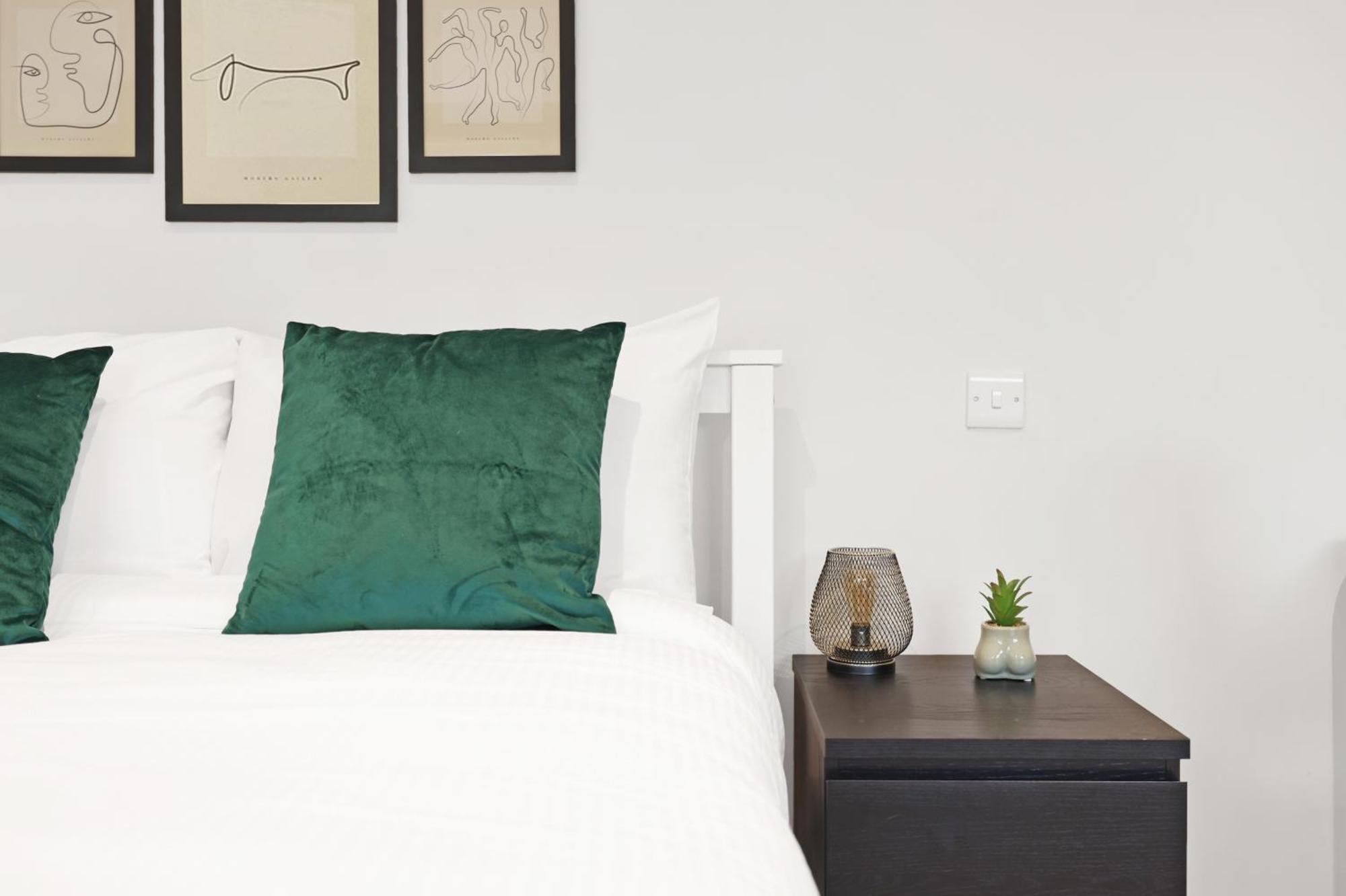 Luxury 3 Bedroom House In Limehouse, Close To City! Sleeps 6-8! Appartement