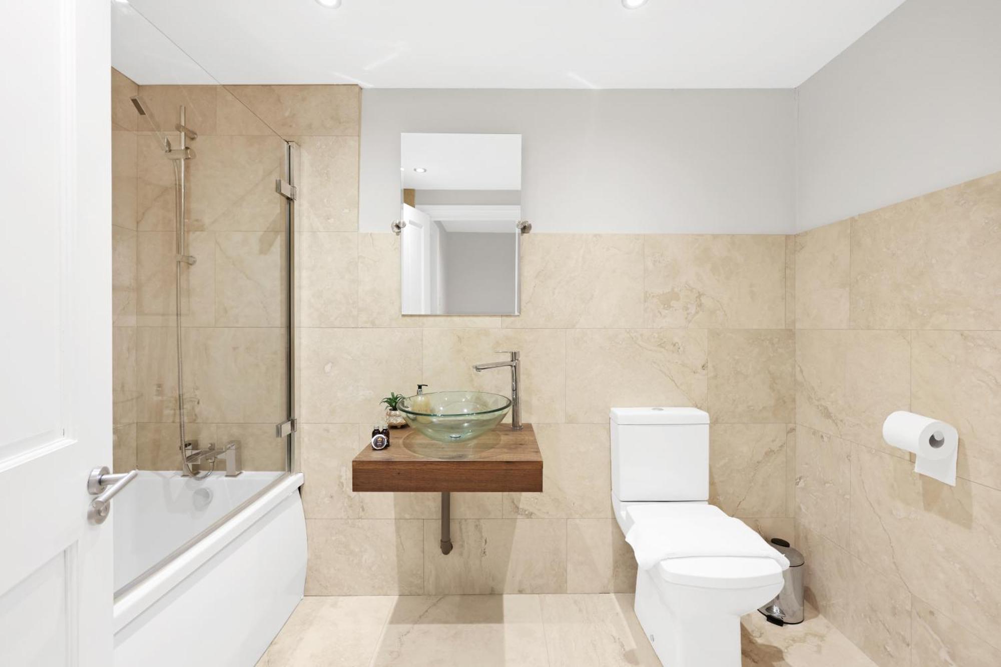 Luxury 3 Bedroom House In Limehouse, Close To City! Sleeps 6-8! *