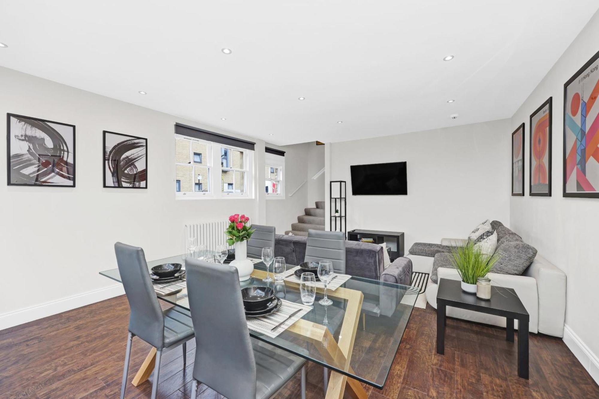 Luxury 3 Bedroom House In Limehouse, Close To City! Sleeps 6-8! *