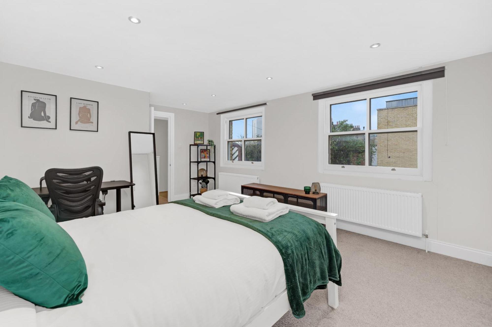 Luxury 3 Bedroom House In Limehouse, Close To City! Sleeps 6-8! Appartement *