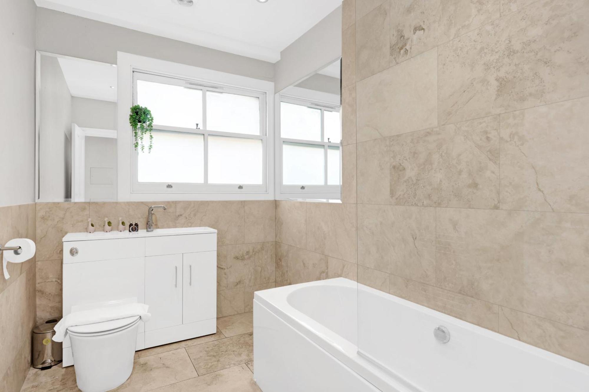 Luxury 3 Bedroom House In Limehouse, Close To City! Sleeps 6-8! Appartement