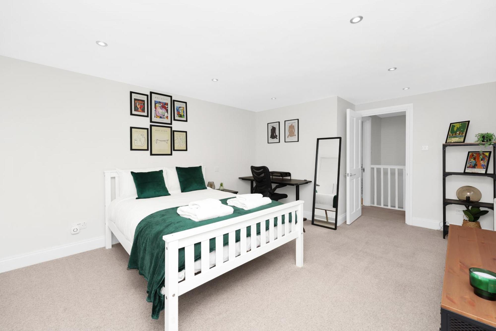 Luxury 3 Bedroom House In Limehouse, Close To City! Sleeps 6-8! Londen
