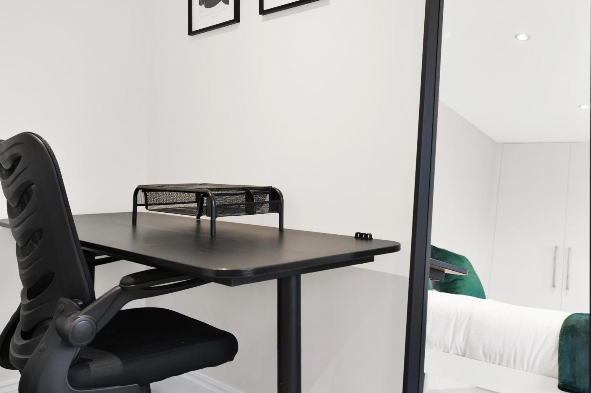 Luxury 3 Bedroom House In Limehouse, Close To City! Sleeps 6-8!